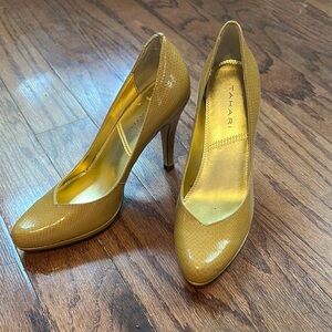 Vintage Tahari “lolly” Mustard Yellow Women's Heels
